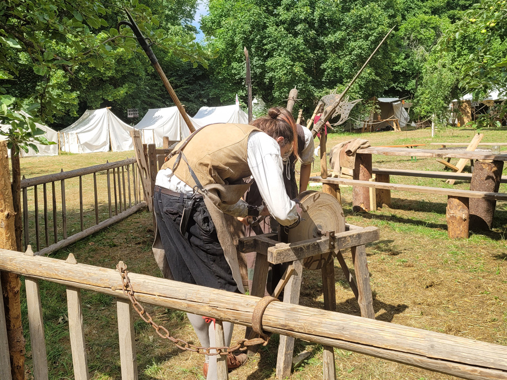 Damals wie heute harte Arbeit: Das Schleifen am Schleifstein in historischen Gewändern © LAG Region an der Romantischen Straße e. V.