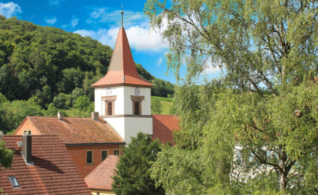 Adelshofen: Blick auf die Pfarrkirche St. Bartolomäus © LAG Region an der Romantischen Straße e. V.