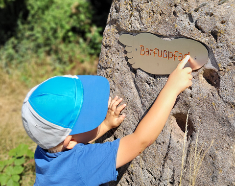 Begeistert Groß und Klein: Der Barfußlehrpfad in Windelsbach © LAG Region an der Romantischen Straße e. V.