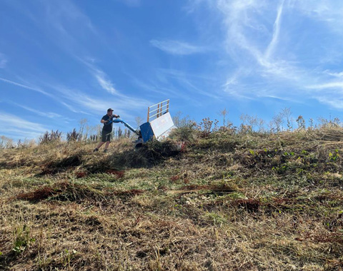 Der Bergmäher im Einsatz an einem der Steilhänge im Taubertal © Drei-Pflegen-Landschaft GbR