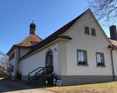 Der Eingangsbereich des ehemaligen Schulhauses © LAG Region an der Romantischen Straße e. V.