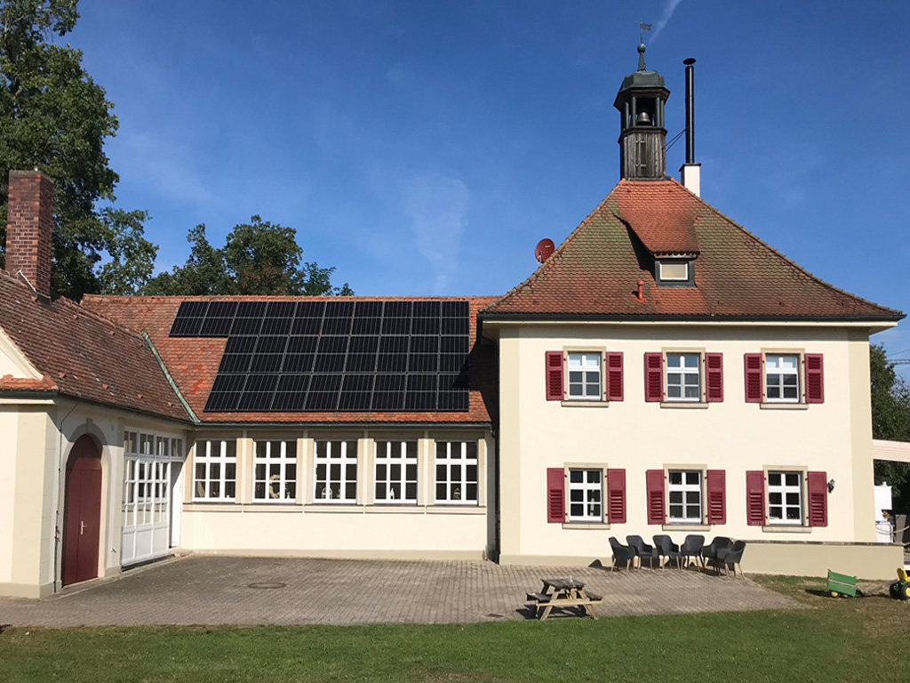 Blick auf das ehemalige Schulhaus in Vorderbreitenthann © LAG Region an der Romantischen Straße e. V.