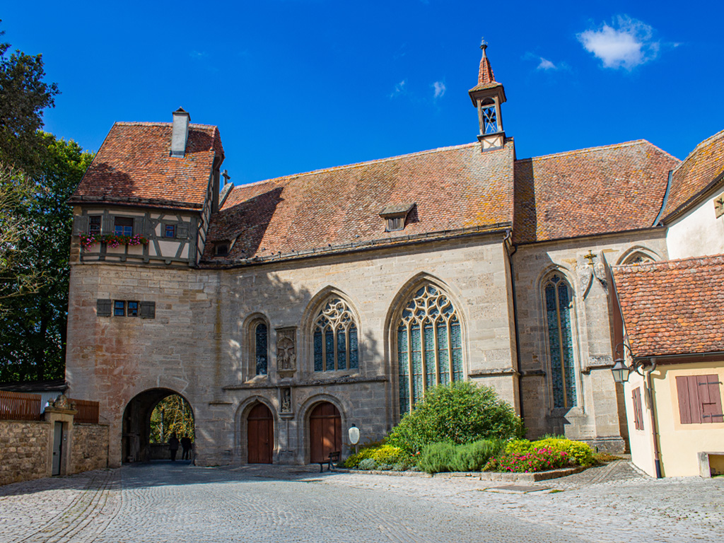 Eines der Gotteshäuser in unserer Region: Blick auf die imposante St. Wolfgangskirche in Rothenburg ob der Tauber © LAG Region an der Romantischen Straße e. V.