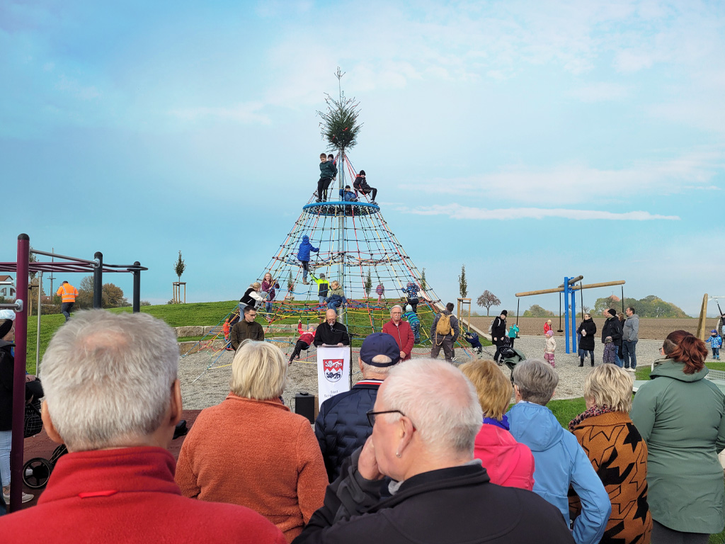 Viele Bürger und Bürgerinnen kam zur Einweihung des Mehrgenerationenparks © LAG Region an der Romantischen Straße e. V.