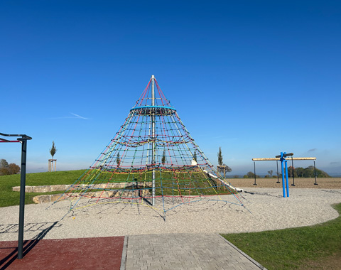 Ein echter Blickfang: der 6,5 Meter hohe Kletterturm © LAG Region an der Romantischen Straße e. V.