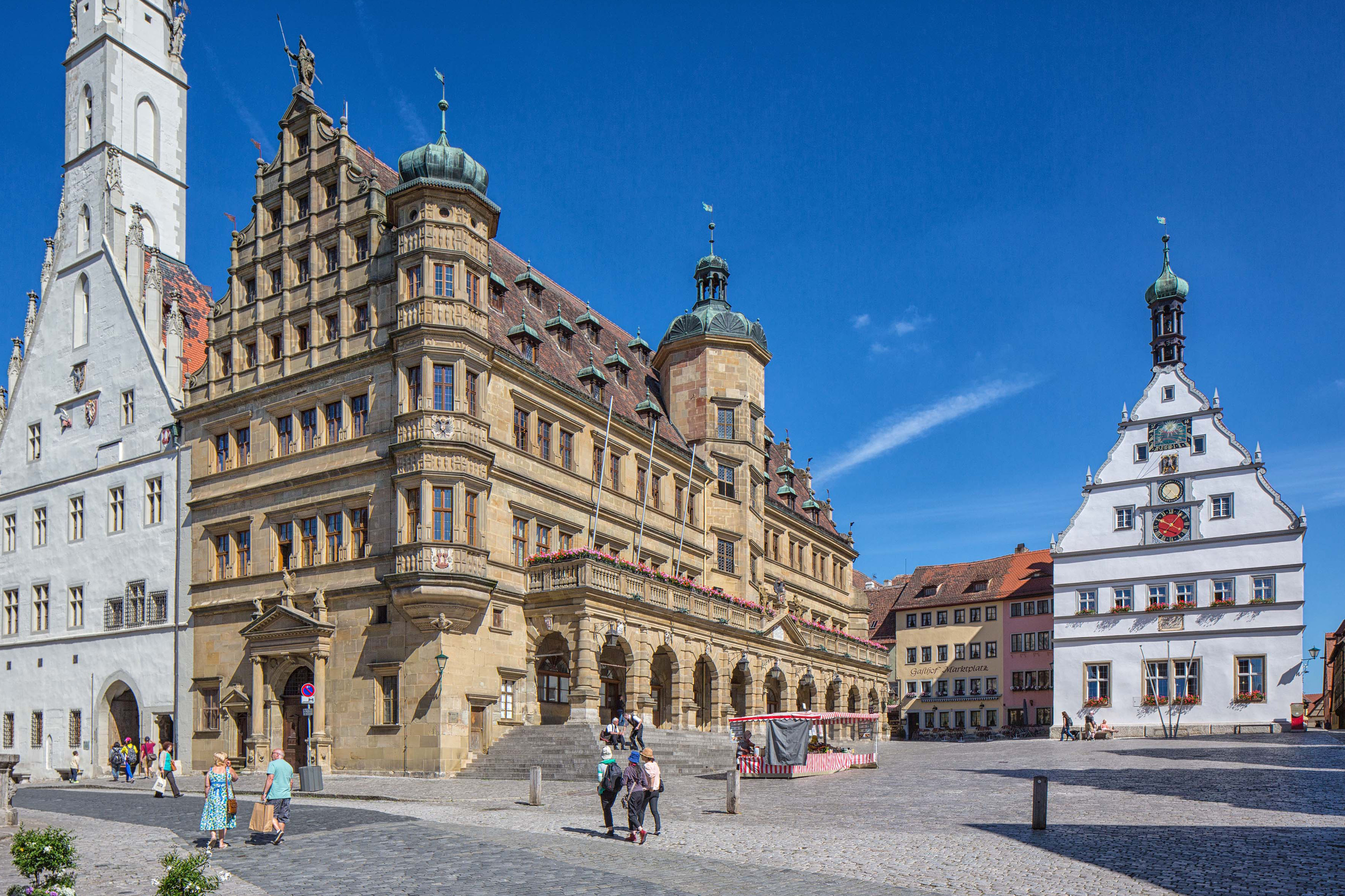 Blick über den Marktplatz auf der Rathaus Rothenburg ob der Tauber