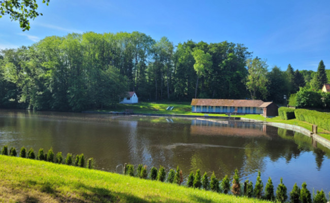 Badespaß in Schillingsfürst: Die Badestelle Fischhaus © LAG Region an der Romantischen Straße e. V.